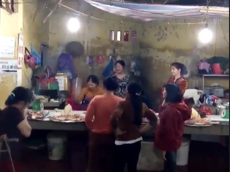 Đam mê bóng đá như chị bán thịt heo: Cổ vũ U23 Việt Nam nhiệt tình đến mức quăng luôn cả khay thịt