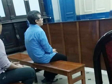 Hiếp dâm bé gái câm điếc 13 tuổi khiến có thai, gã hàng xóm đồi bại bật khóc tại tòa, xin giảm nhẹ hình phạt