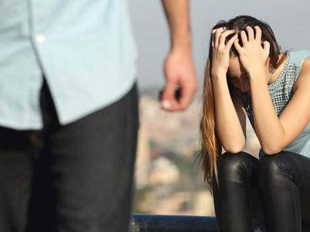 Cay đắng nhìn chồng xách đồ trong nhà mang đến cho người tình