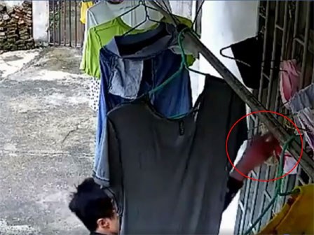 Clip: Nam thanh niên bảnh bao lẻn vào nhà trộm đồ lót phụ nữ giữa ban ngày, bị camera quay lại mà không hề hay biết