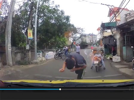 Clip: Đang cãi nhau ngoài đường, nam thanh niên bất ngờ tìm xe ô tô rồi lao thẳng đầu vào