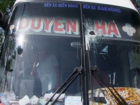 Xe khách giường nằm bị nhóm đối tượng bịt mặt ném đá, xịt hơi cay