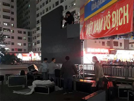 Hà Nội: Cư dân chung cư góp tiền thuê màn hình LED, mua đồ nhậu