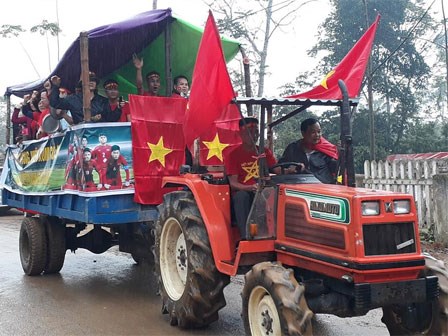 Nhà thủ môn Tiến Dũng mổ trâu, dân làng lái máy cày diễu hành