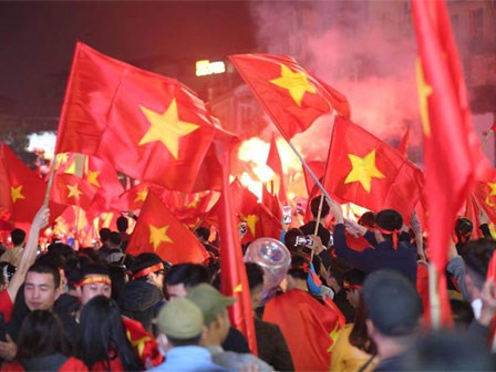 Choáng váng với những cặp vợ chồng “ăn chơi không sợ mưa rơi” mừng U23 Việt Nam