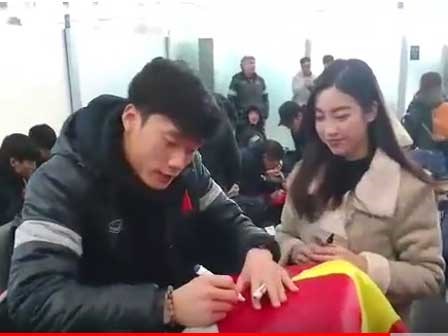 Thủ môn Bùi Tiến Dũng bối rối ký tặng cho Hoa hậu Đỗ Mỹ Linh