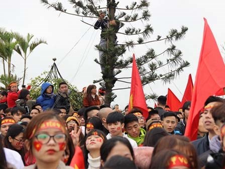 Chen nhau nghẹt thở, leo ngọn cây đón U23 Việt Nam