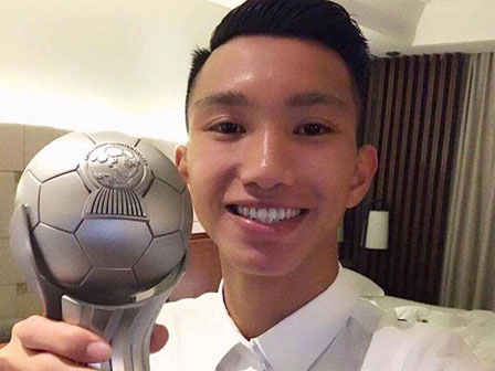 Bạn gái Văn Hậu đăng ảnh ôm bánh kem mừng sinh nhật 18 tuổi, nhưng fan đoán món quà to nhất là...-4