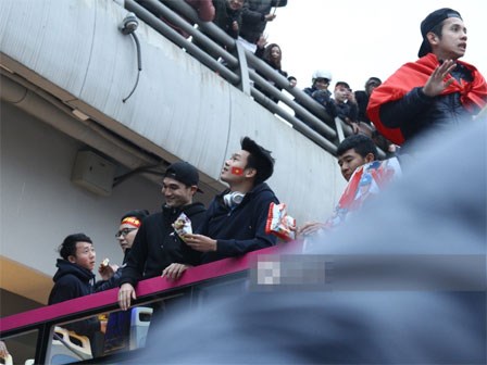 Các chàng trai U23 Việt Nam ăn gì trên xe bus khi bị người hâm mộ 'bao vây' suốt 6 tiếng?