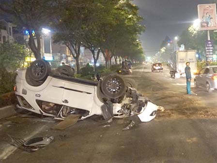 Bốn người nước ngoài thoát chết khi ôtô lật ngửa ở Sài Gòn