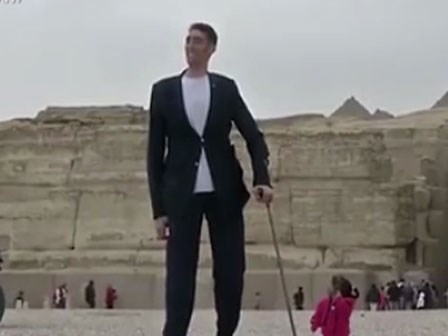 Clip: Khoảnh khắc thú vị khi người cao nhất thế giới gặp người lùn nhất thế giới