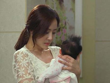 Trót dại nghe lời chồng nghỉ ở nhà chăm con giờ tôi thấy mình chẳng khác nào ô sin