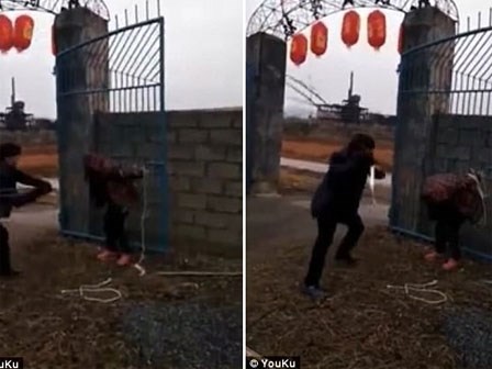 Ăn trộm chó, người phụ nữ bị bắt trói, đánh đập trước mặt đám đông