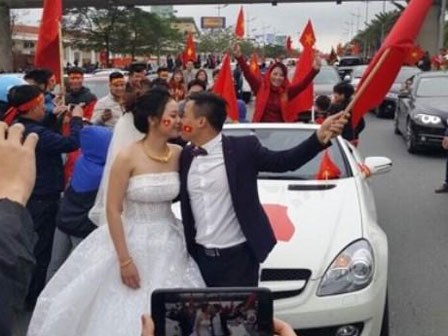 Cô dâu, chú rể hoãn giờ tổ chức lễ cưới vì kẹt giữa biển người chào đón U23 Việt Nam