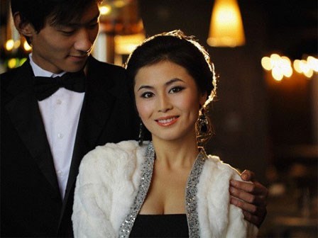 Nhìn cách chồng chiều chuộng mình mà tôi chỉ muốn khóc thật to vì tất cả chỉ là giả dối