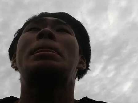 Biểu cảm đáng cười của chàng trai đi tàu siêu tốc