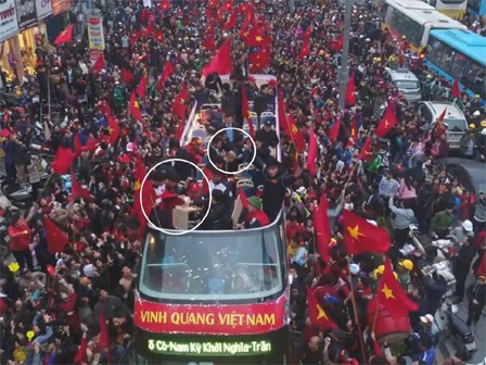 Clip: Hoá ra đi xe buýt diễu hành từ sân bay Nội Bài, các cầu thủ U23 đã tranh thủ ăn pizza chống đói vui như này