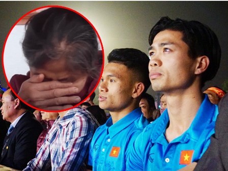Mẹ Công Phượng bật khóc vì 'cơm mẹ nấu xong rồi, con chưa kịp ăn miếng nào đã phải đi'