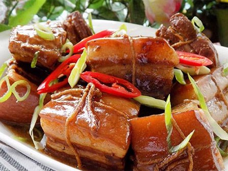 Thịt kho Đông Pha nóng hổi, mềm tan trong miệng