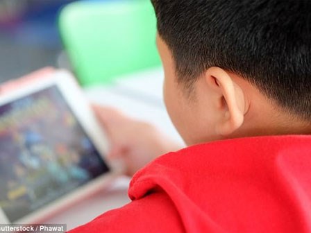 Bi kịch: Con trai ung thư máu đốt hết tiền mẹ dành chữa bệnh vào trò game vô bổ vì tưởng tiền trong tài khoản không phải tiền thật