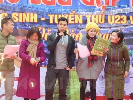 Người hâm mộ vây kín nhà hậu vệ Văn Thanh