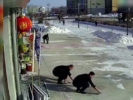 Ông lão làm rơi 18 triệu đồng tung tóe trên đường, hành động của 4 thanh niên đi qua khiến người dân cảm phục