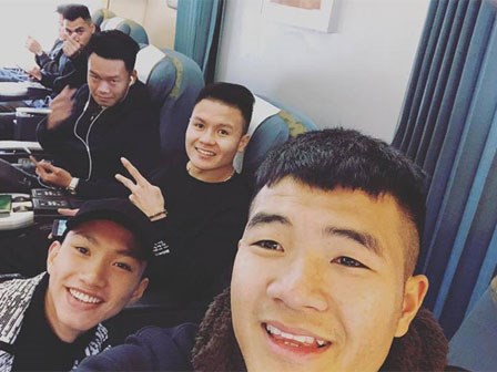 Các cầu thủ U23 đua nhau check-in trên chuyến bay vào Sài Gòn, chuẩn bị 