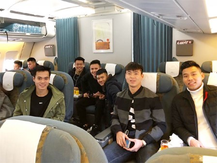 Fan đón U23 hạ cánh Sài Gòn cuồng nhiệt không khác gì sao Hàn!