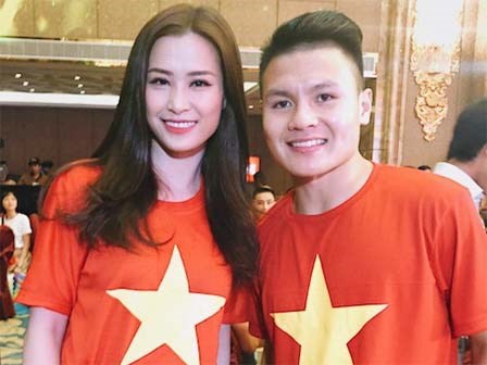 Đông Nhi hào hứng hội ngộ HLV Park Hang Seo và cầu thủ Quang Hải tại sự kiện chào mừng