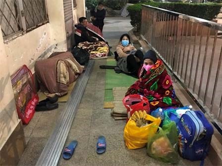 Xót xa cảnh người nhà bệnh nhân nằm co ro trong giá rét ở bệnh viện