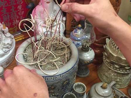 Nên hay không rút tỉa chân hương: Bát hương càng đầy, gia chủ càng... ít lộc, lắm hạn