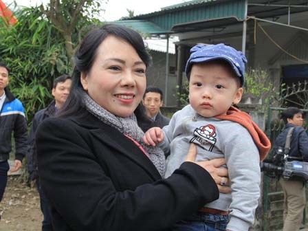 Con trai thiếu uý ung thư nhường sự sống cho con trong vòng tay Bộ trưởng Y tế