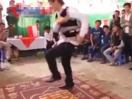 Bữa tiệc khiêu vũ của những vũ công chuyên nghiệp cấp...xóm