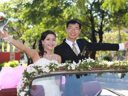 Chuyện tình “em trai mưa” thời hiện đại: Khóc ròng khi bị cô giáo từ chối, lấy về chiều