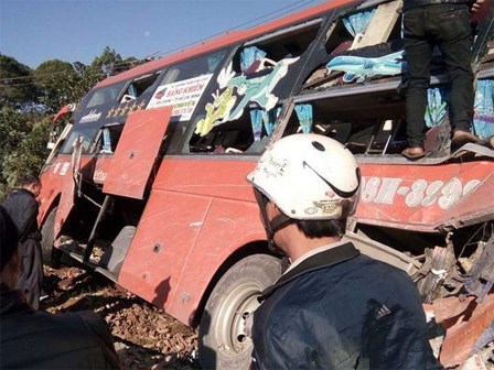 Nhiều người la hét, đập cửa thoát thân trong chiếc xe khách vỡ toác