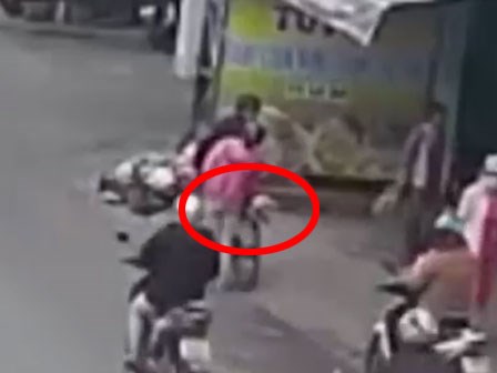 Hai đối tượng dàn cảnh móc ví của cụ ông gây phẫn nộ trong dư luận