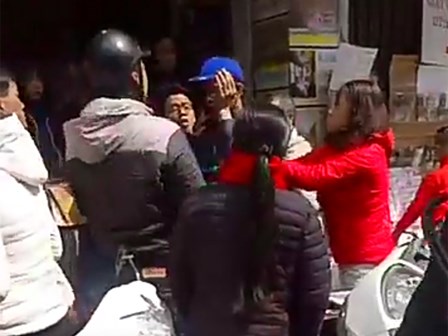 Hà Nội: Tóm gọn một thanh niên nghi xông vào cửa hàng trên phố Hàng Trống, mở tủ