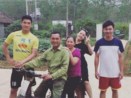 Chuyện chưa kể về chàng thủ môn U23 nhất quyết leo lên xe máy cũ mèm của bố dù được ô tô đưa đón