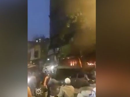 Người lớn, trẻ con đập cửa kính thoát thân khi đám cháy bùng phát trên phố Cao Đạt, Hà Nội