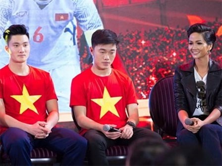 Hoa hậu H'Hen Niê: Cầu thủ yêu người đẹp showbiz thì có gì là sai