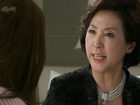 Sững người khi bị mẹ chồng chỉ tay, than nhà vô phúc chỉ vì bát nước chấm