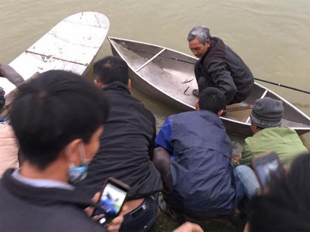 Vụ 4 người trong gia đình đuối nước: 3 nạn nhân tìm thấy cùng một chỗ, một cháu bé cứu lên gần bờ thì tử vong