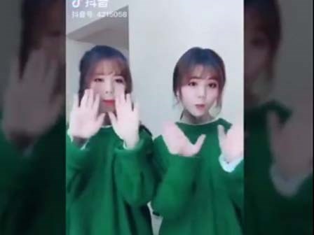 Clip: Có cô bạn thân để mặc đồ đôi và lầy lội thế này thì khỏi cần người yêu