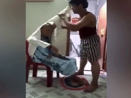 Clip xúc động: Con trai ân cần tắm rửa, mặc áo mới cho mẹ già còn không quên khen mẹ 