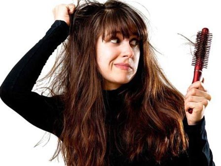 Chàng trai giận tím mặt khi bạn gái đi dép lào, mặc quần jean cả tuần không giặt đến đám cưới sếp