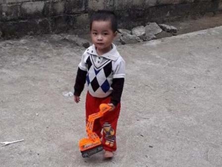 Phú Thọ: Cháu bé hơn 2 tuổi nghi rơi xuống sông mất tích