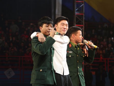 Dàn soái ca U23 mặc sơ mi trắng trổ tài làm ca sĩ 'quẩy' tưng bừng trên sân khấu cùng ban nhạc 'Ba chú bộ đội'