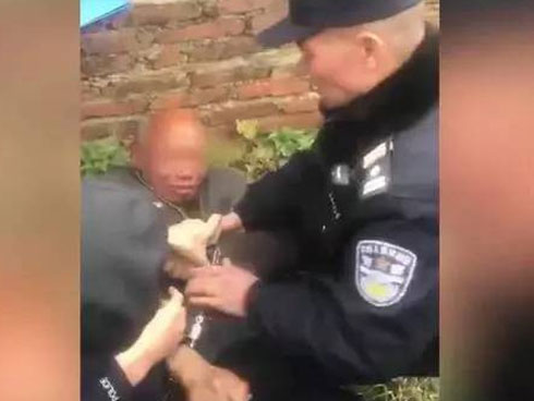 Đang mải lấy ví trả tiền taxi, cô gái giật nảy mình vì hành động bất ngờ của tên tài xế-3