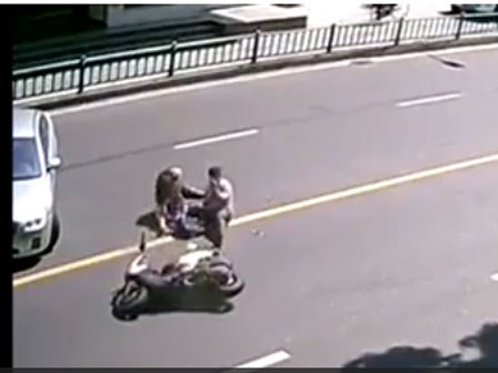 Vụ tai nạn hiếm hoi làm người xem phải...phì cười