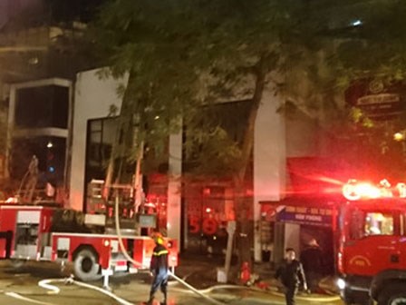 Cháy lớn thiêu rụi ngôi nhà 5 tầng ở Hà Nội